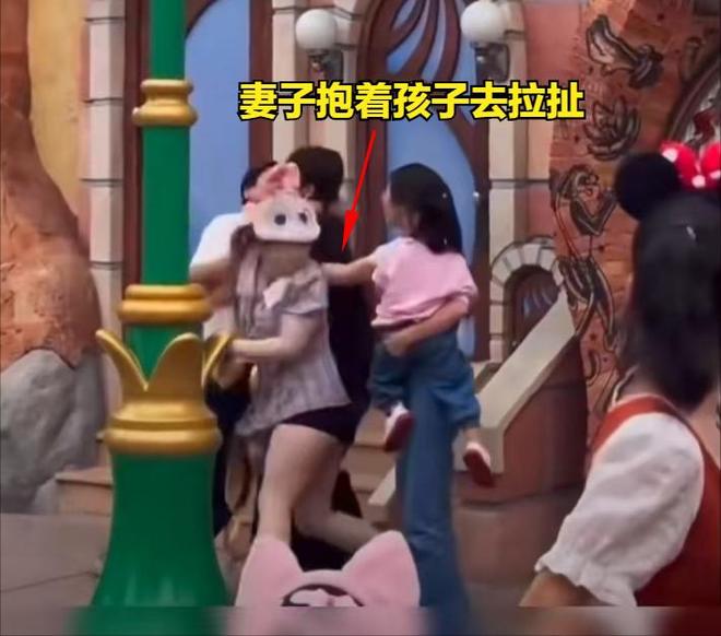 打后续妻子抱着孩子边哭边求饶细节曝光爱游戏app登录上海迪士尼一家三口被(图2)