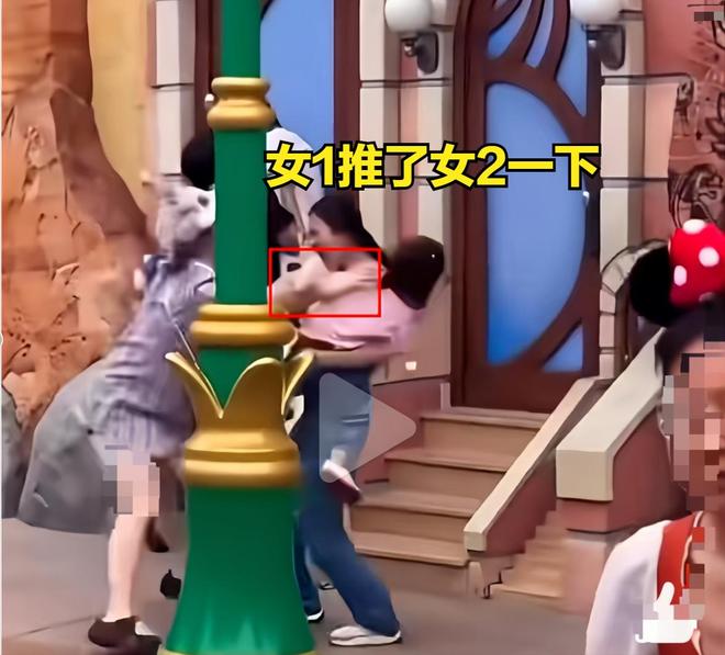 打后续妻子抱着孩子边哭边求饶细节曝光爱游戏app登录上海迪士尼一家三口被(图5)